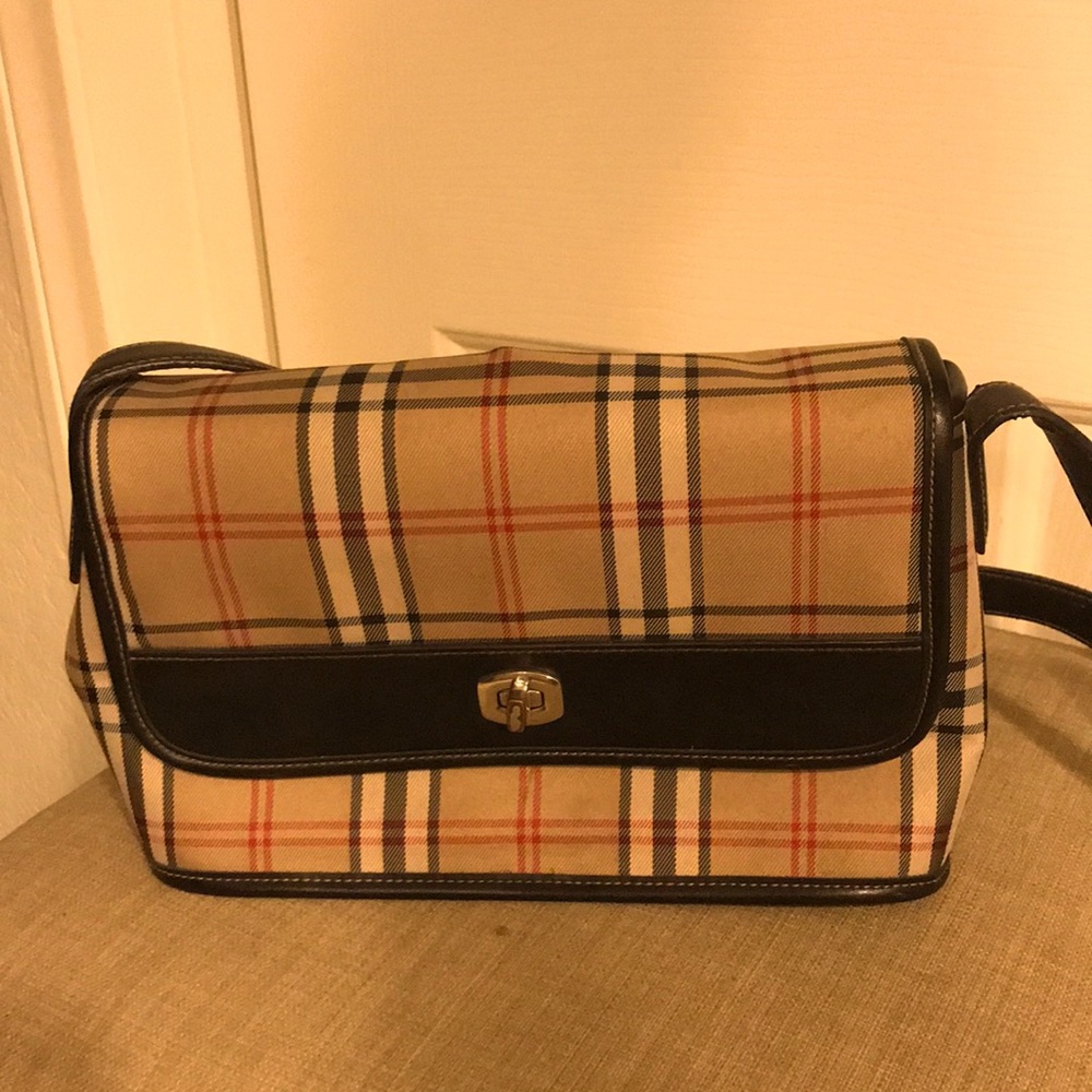 Similar to Burberry Nova Check Rectangular Shoulder Bag 🤩